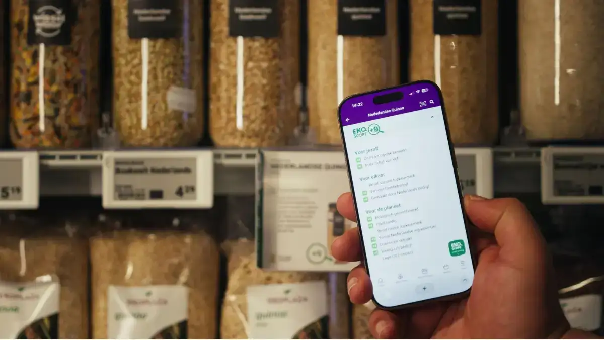 Persoon in de Ekoplaza-winkel scant de quinoa van Wisselwaar bij het schap en bekijkt de Ekoscope