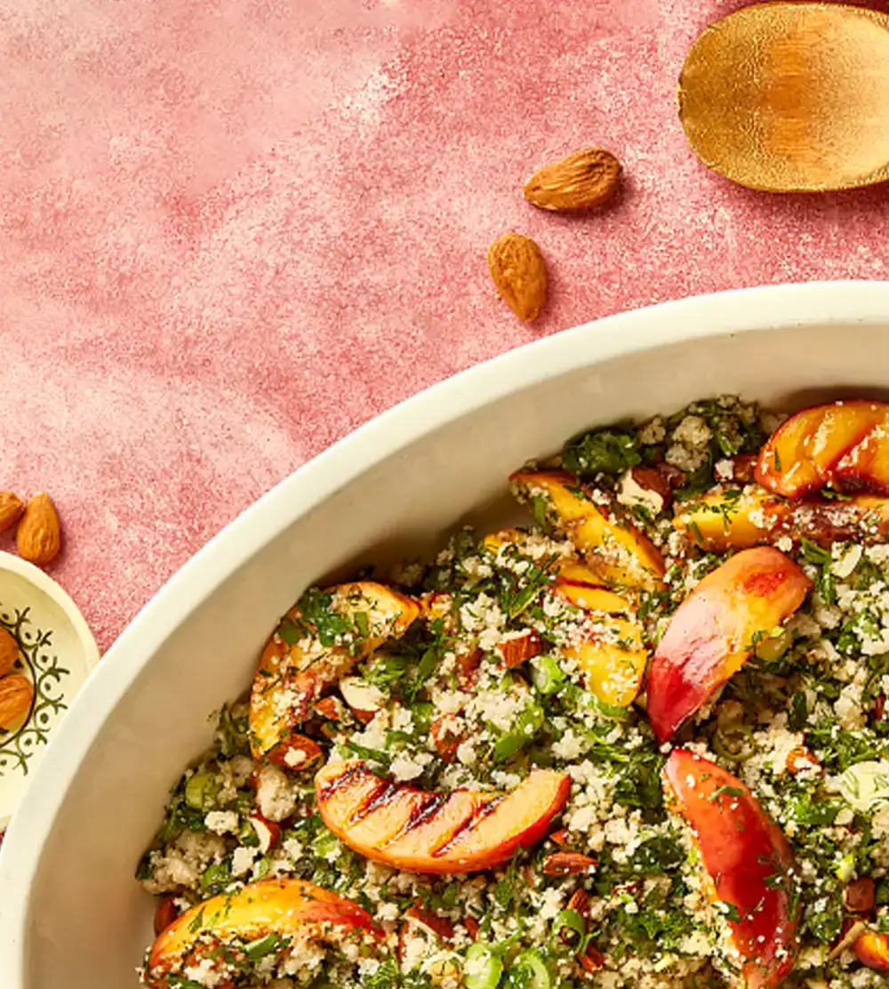 Foniosalade met gegrilde nectarine op ronze ondergrond 