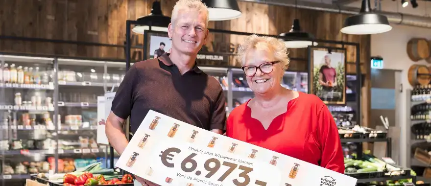 Ekoplaza doneert €6.973 aan Plastic Soup Foundation in Mei Plasticvrij