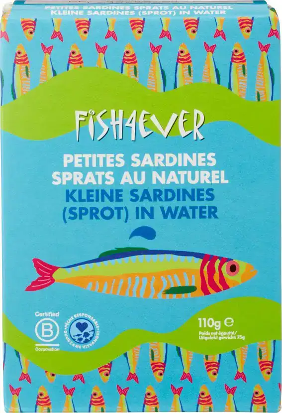 Kleine sardines (sprot) in water